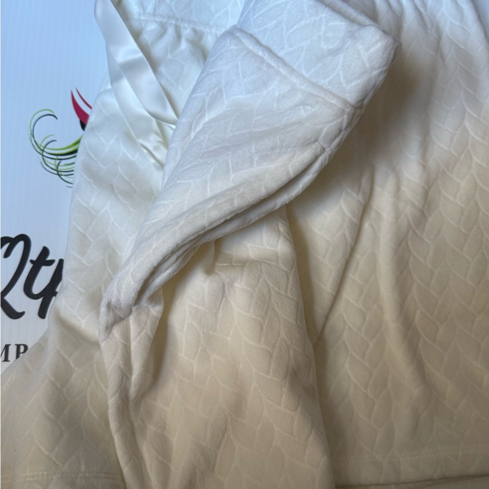 Velvety soft white shorts with pattern